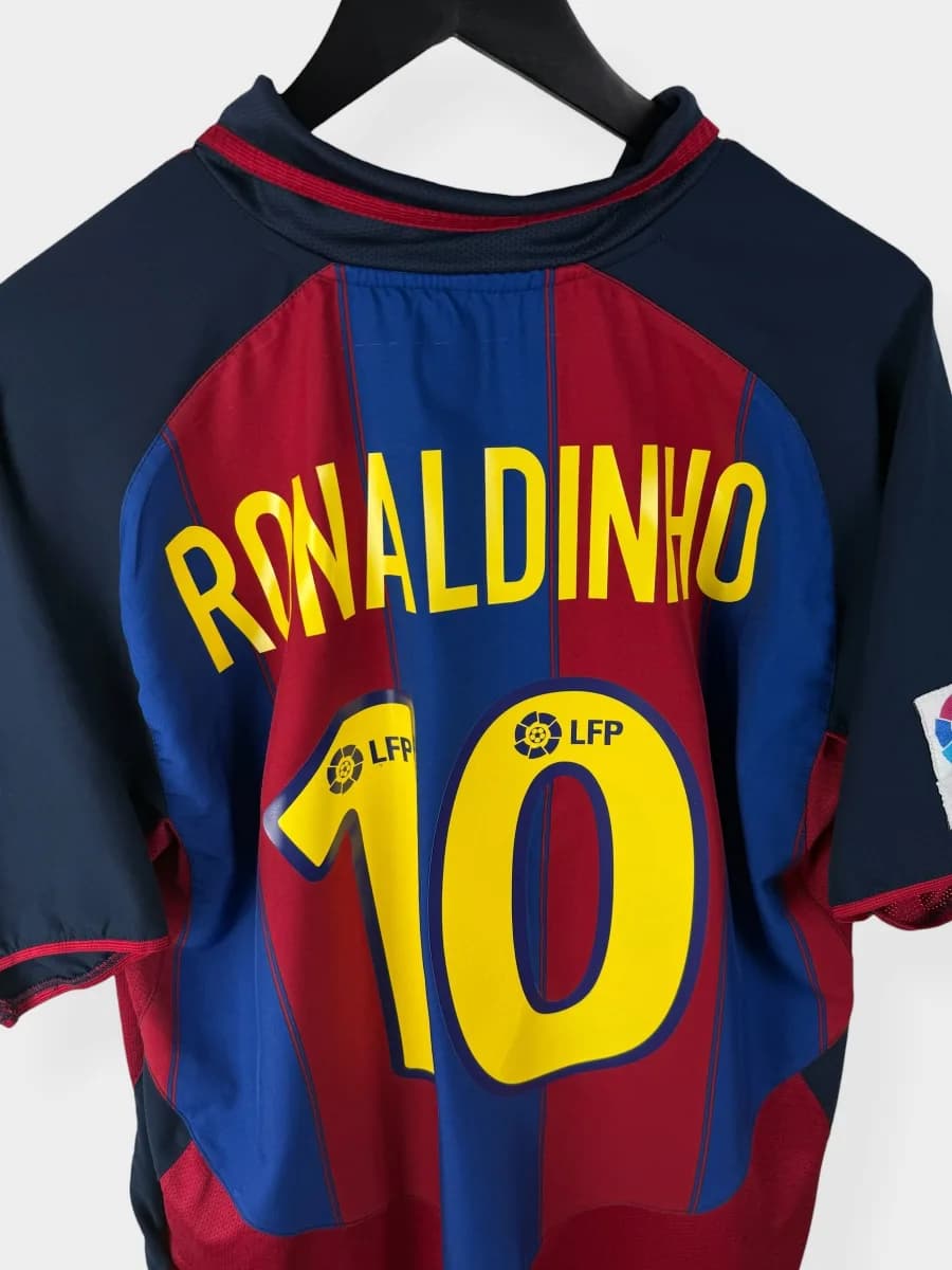 2003/04 Barcelona Home Ronaldinho #10 shirt - view 3 of 4