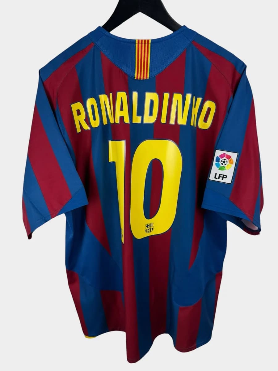 2005/06 Barcelona Home Ronaldinho #10 shirt - view 1 of 4