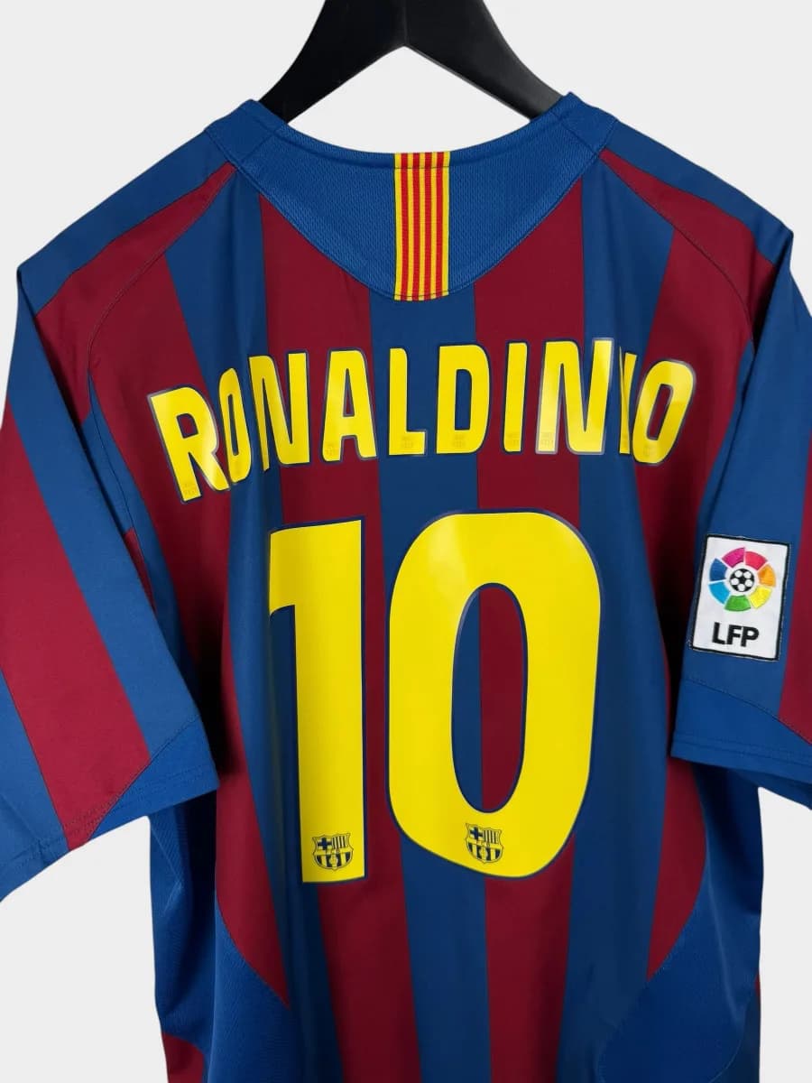 2005/06 Barcelona Home Ronaldinho #10 shirt - view 3 of 4