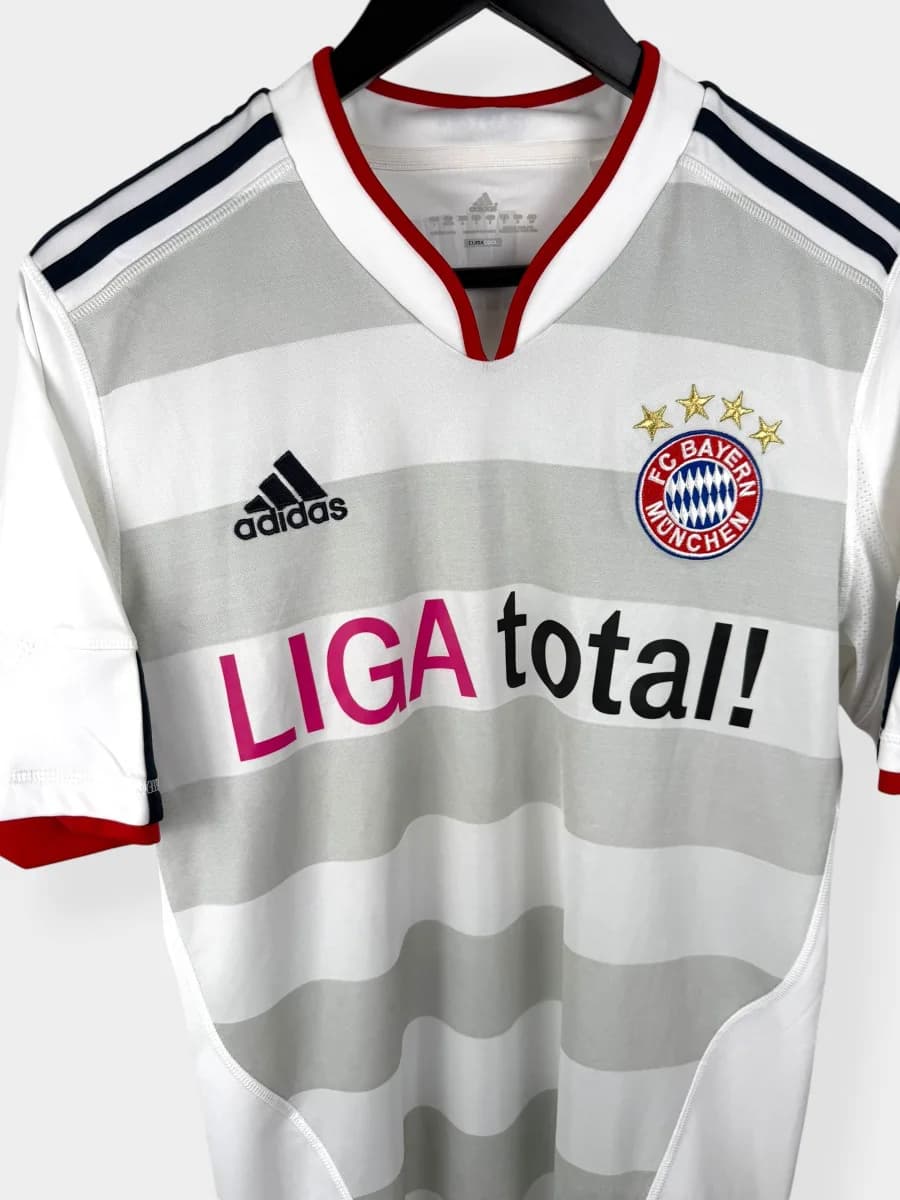 2010/11 Bayern Munich Away shirt - view 3 of 4