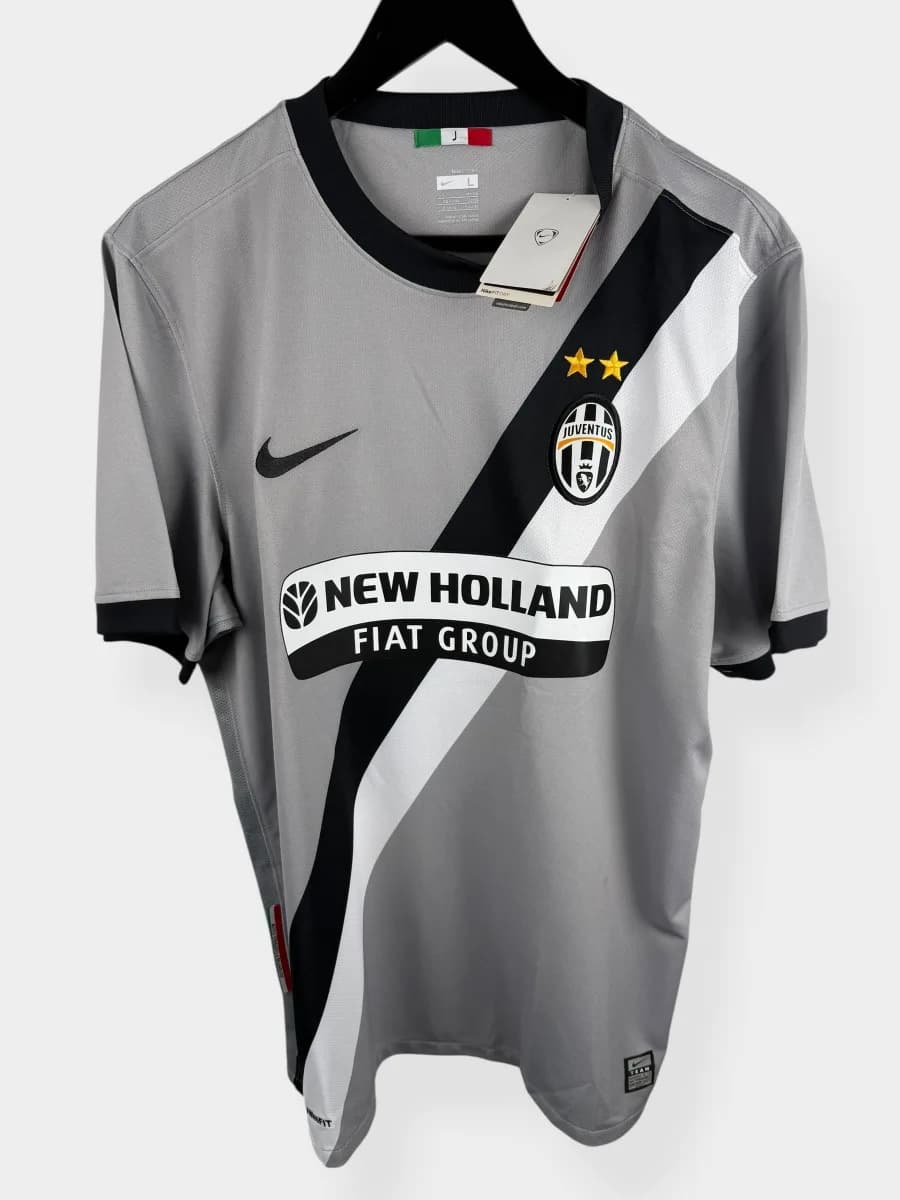 2009/10 Juventus Away shirt - view 1 of 4